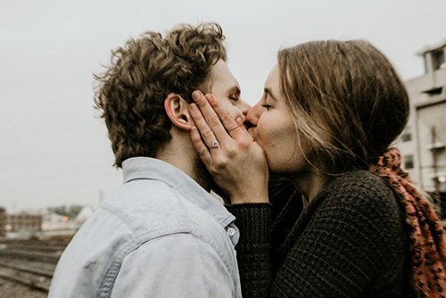 Tại sao đàn ông thích hôn môi con gái khi hẹn hò?